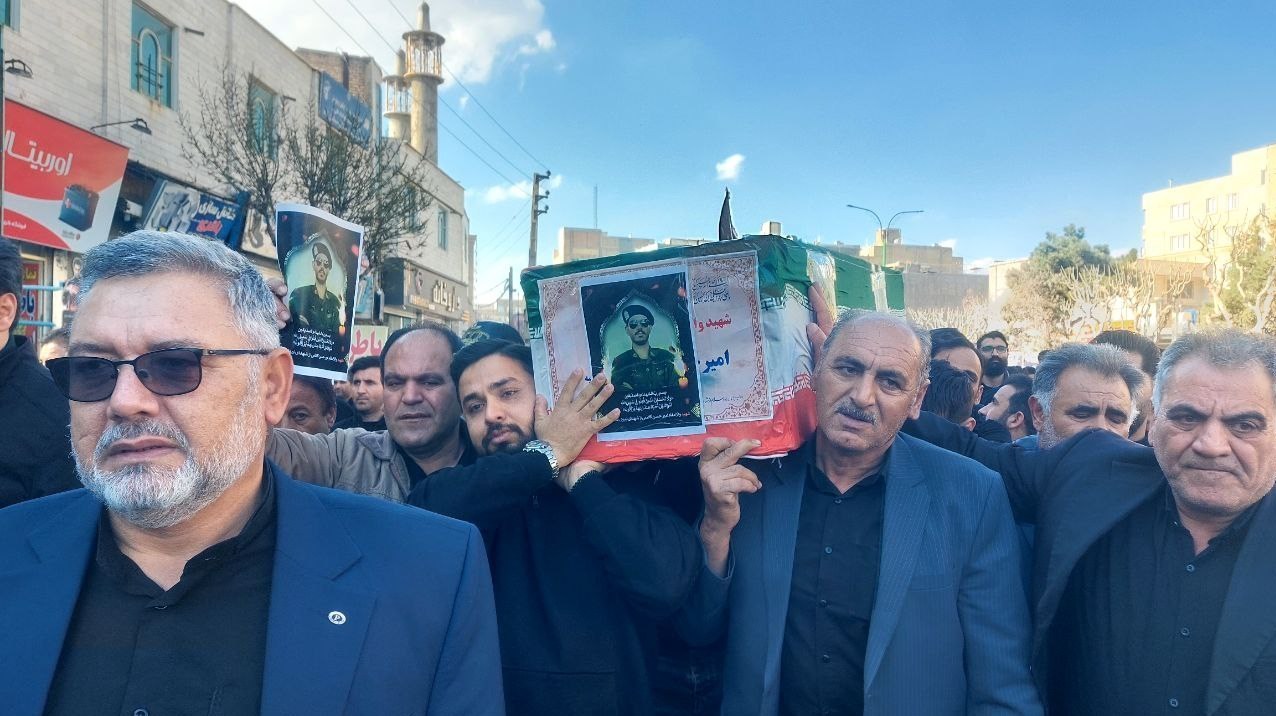 پیکر شهید کاظمی، سرباز فراجا در بهارستان تشییع شد+فیلم
