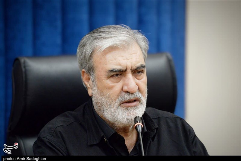عزیزی: آمریکا با عذرخواهی از مردم ایران، منطقه را ترک خواهند کرد
