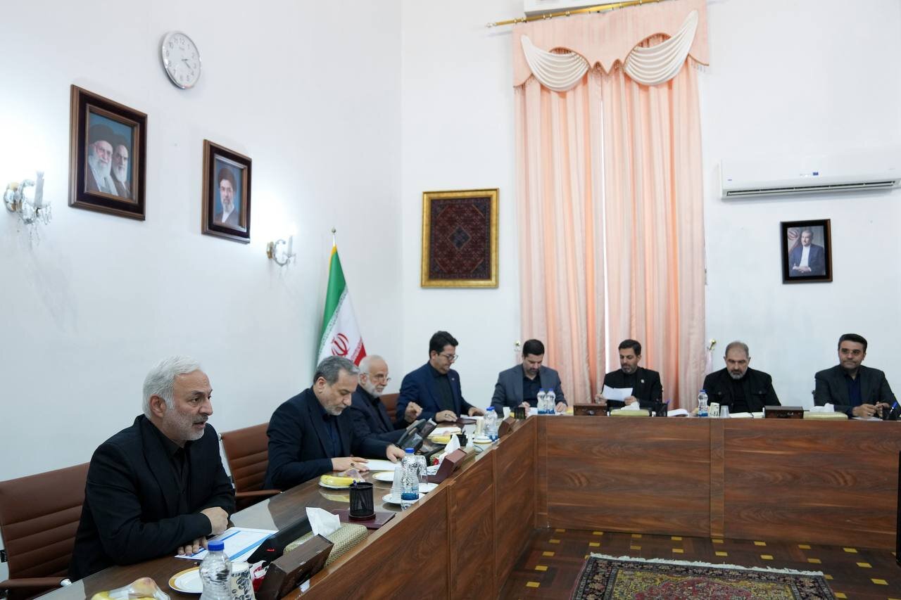 نشست مسئولان تشریفات برگزاری مراسم تشییع پیکر امام شهید با عراقچی