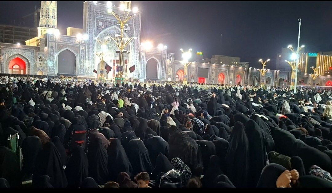 حضور گسترده زائران در مراسم چهلم تدفین رهبر شهید در حرم امام رضا(ع)