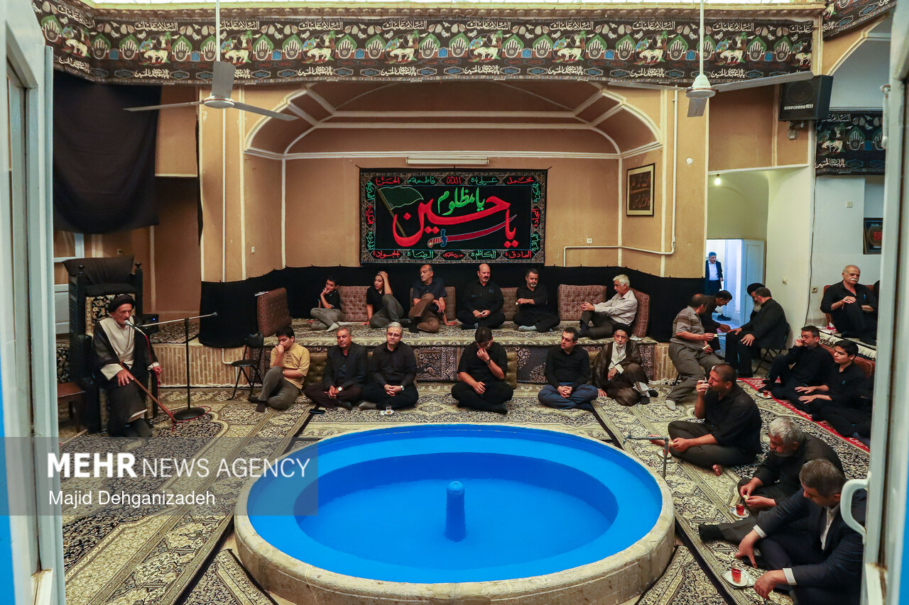 آیین روضه خوانی سنتی در «خانه کربلایی اکرمی» یزد